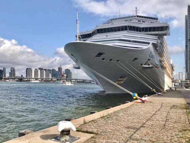 Costa Favolosa bezoekt Rotterdam